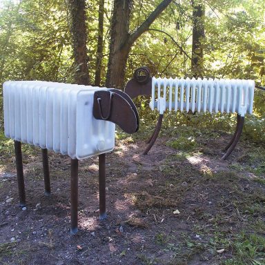 Heizschnucken Skulptur aus alten Heizkörpern