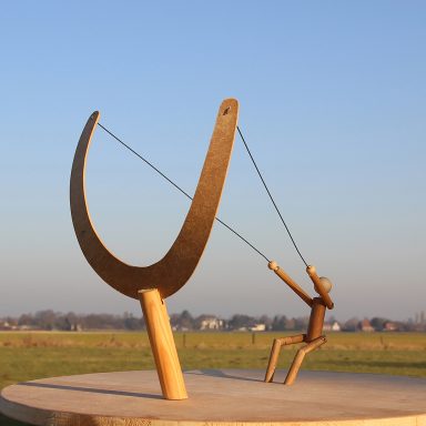Skulptur aus Holz, ein Mensch in einer Flitsche